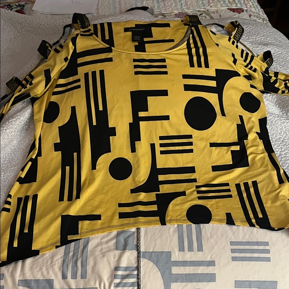 Plus size 22/24  Yellow and Black Geometric hi lo  Blouse